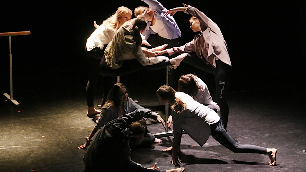 En dansbild från en uppvisning av Kulturskolan och gymnasiets dansprofil i Vimmerby. Dansresidenset i Vimmerby infaller den 9 till den 22 augusti.