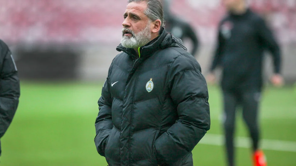 AFC-tränaren Özcan Melkemichel är optimistisk inför premiären.