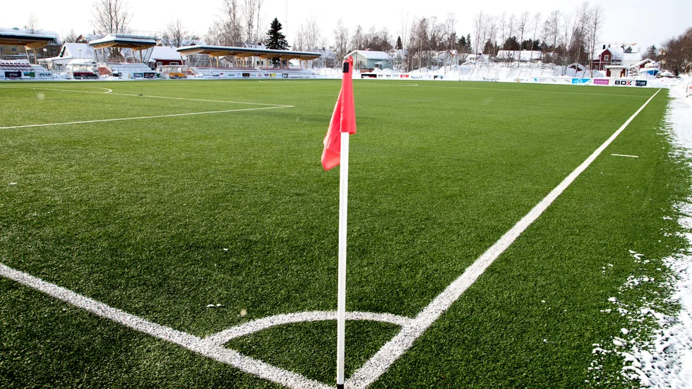 Konstgräset på LF Arena byts ut i sommar. Det gamla flyttas och läggs ut på Björklunda i Öjebyn.