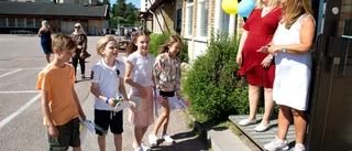 Skolavslutning på skolgården i Stenkulla
