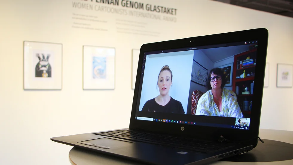 Satirtecknaren Karin Sunvisson (till vänster) och museiintendenten Carina Milde deltar i pressvisningen via länk.
