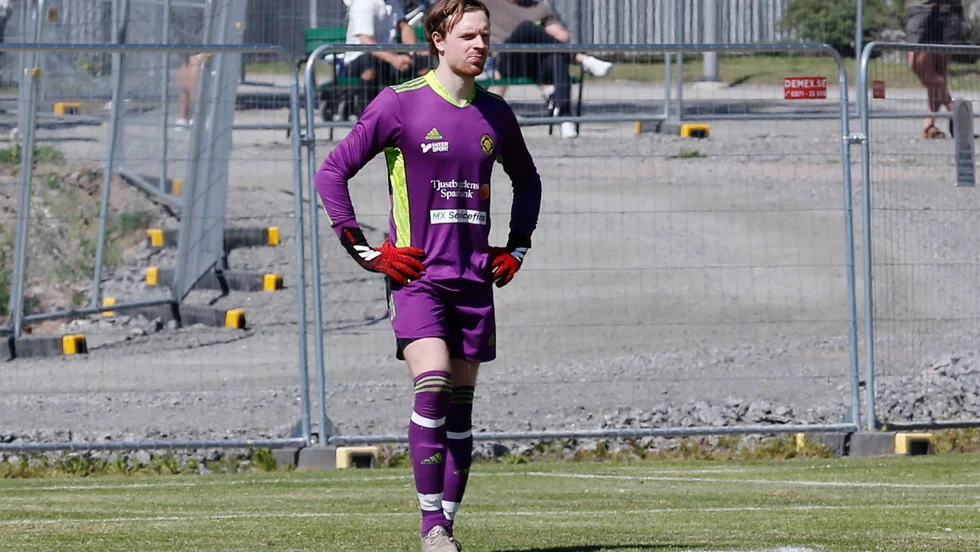 "Han gör en jättematch och räddar säkerligen en poäng för oss, det är många avancerade räddningar i dag" säger Stefan Gustavsson om Albin Liffners insats.