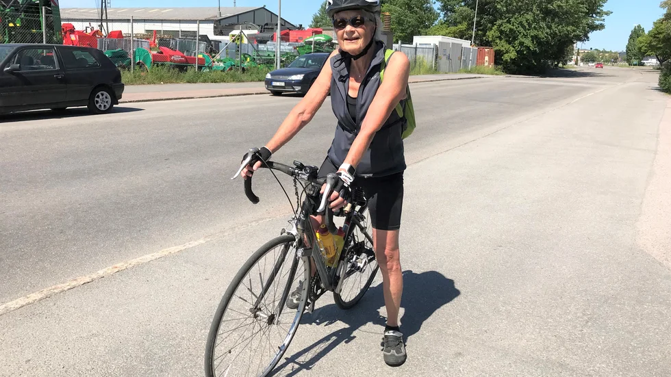 Christina Sahlberg med racercykeln hon använt när hon cyklat Vätternrundan på hemmaplan, 31,5 mil. Under veckan har hon märkt av fler motionscyklister än vanligt på vägarna runt omkring Uppsala.