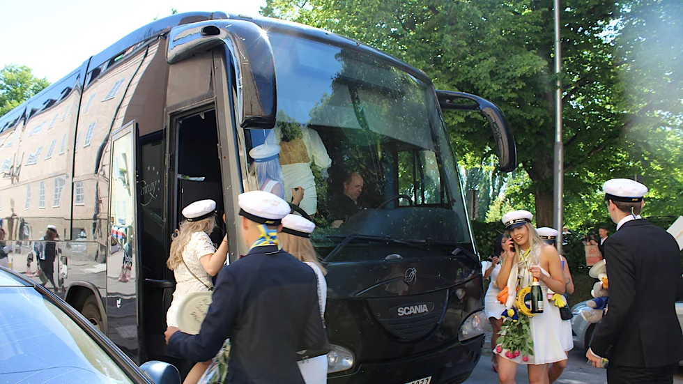 Efter att Transportstyrelsen förlängt förbudet mot studentflak och korteger har partybussar seglat upp som ett alternativ. De omfattas dock av pandemilagen. Så: hur svårt är det att hyra en buss i festsyfte? Inte särskilt svårt, visar vår undersökning. Bilden är från ett tidigare år, och har inget med partybuss-frågan att göra.