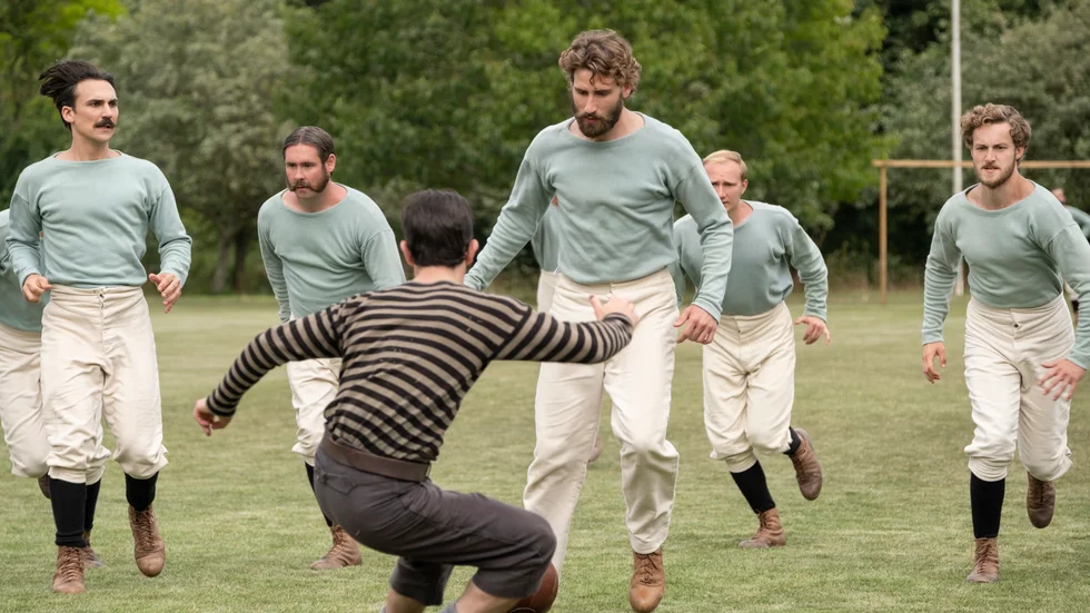 Edward Holecroft spelar fotbollstjärnan Arthur Kinnaird som var med och moderniserade fotbollen i det verklighetsbaserade kostymdramat "The english game" som nyss haft premiär i Netflix. 