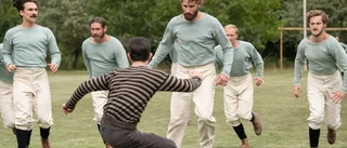 Lättsmält kostymdrama om fotbollens historia