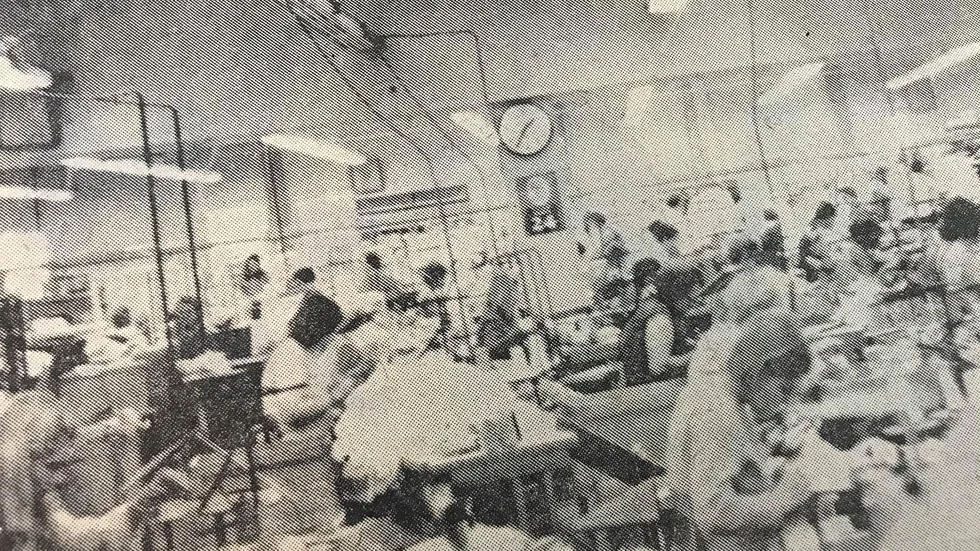 Kuriren för 50 år sedan: Det här är stora sysalen vid Flens konfektion. 150 "brudar" i en enda sal. Utbildningsledare är dock en man.