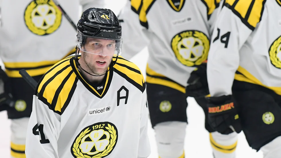 Även Brynäs, här med Greg Scott, korttidspermitterar sina spelare. Arkivbild.