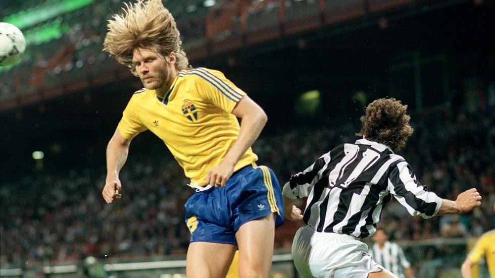 Glenn Strömberg i en nickduell i den dystra svenska matchen mot Costa Rica i VM 1990.