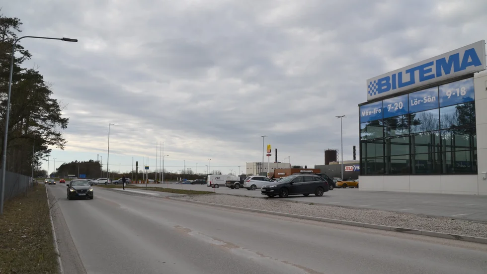 Den nya vägen är planerad att gå mellan Terra Nova och Stenhuggaren, där den kommer att ha et utfart i höjd med Biltema. 