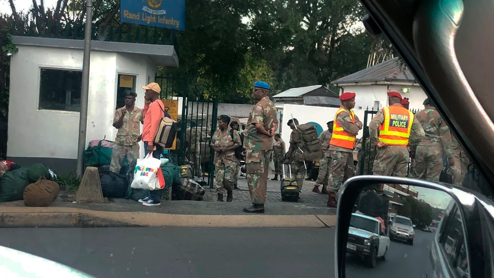 Sydafrikas militär kommer att bistå polisen när strikta karantänsåtgärder införs. Här samlas soldater vid en militäranläggning i Johannesburg på måndagen.