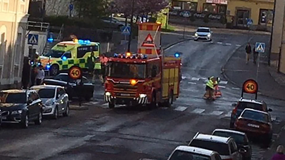 Två bilar krockade i centrala Strängnäs under söndagskvällen.