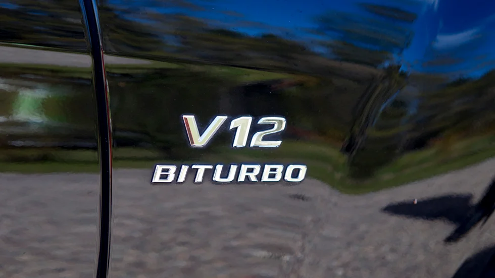V12-motorn under huven levererar 612 hästkrafter. 