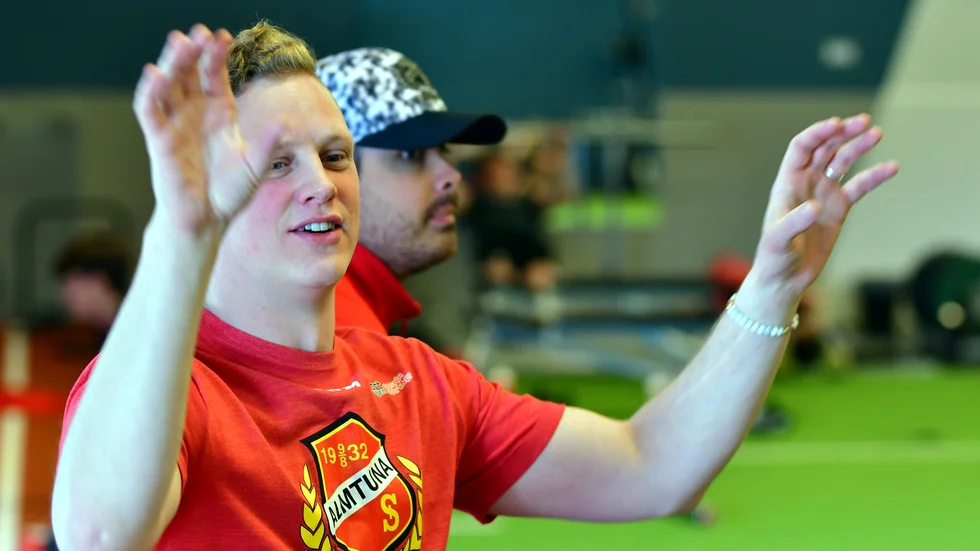 Robert Kimby har gjort hemmastadd i Almtuna. Igen. Den nye huvudtränaren verkar uppenbarligen trivas, här under ett fyspass i UTK-hallen.