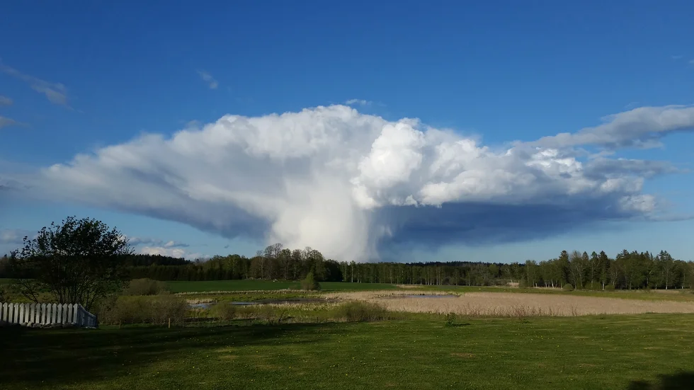Det svampliknande molnet fångades på bild söder om Katrineholm på onsdagskvällen.