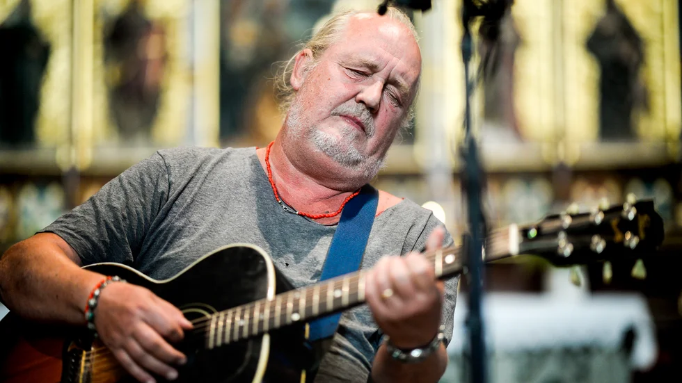 Plura Jonsson har under många somrar kommit till Marys café utanför Eskilstuna för att spela livemusik. På fredag tar han med sig brorsan Carla som del av en längre sommarturné.
