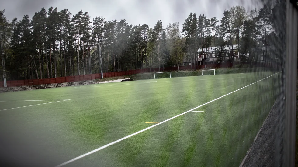 Flens kommuns eventuella köp av idrottsplatsen i Malmköping har skjutits upp då beslutet har överklagats av en privatperson.