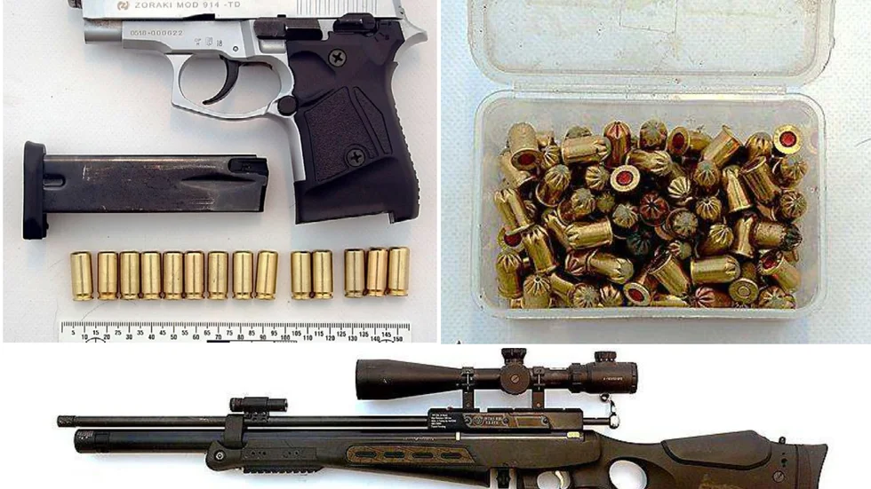 Vid husrannsakan hittades flera startpistoler och luftgevär samt startammunition.