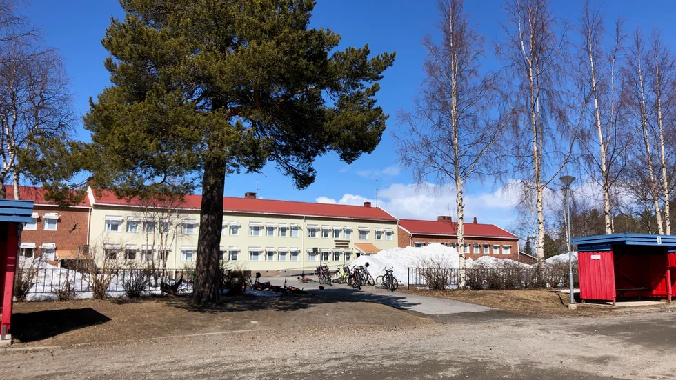 Trots två arbetsplatsolyckor på Kyrkholmsskolan har inget hänt med säkerheten på skolgården.