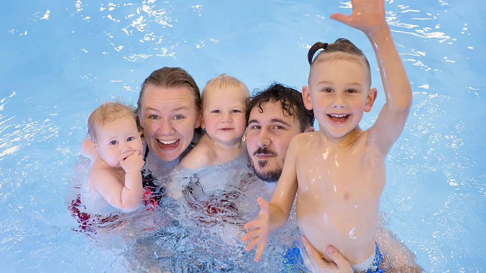 Under rådande omständigheter är det vanligt att familjer eller andra som normalt umgås hyr Linnéa-bassängen.