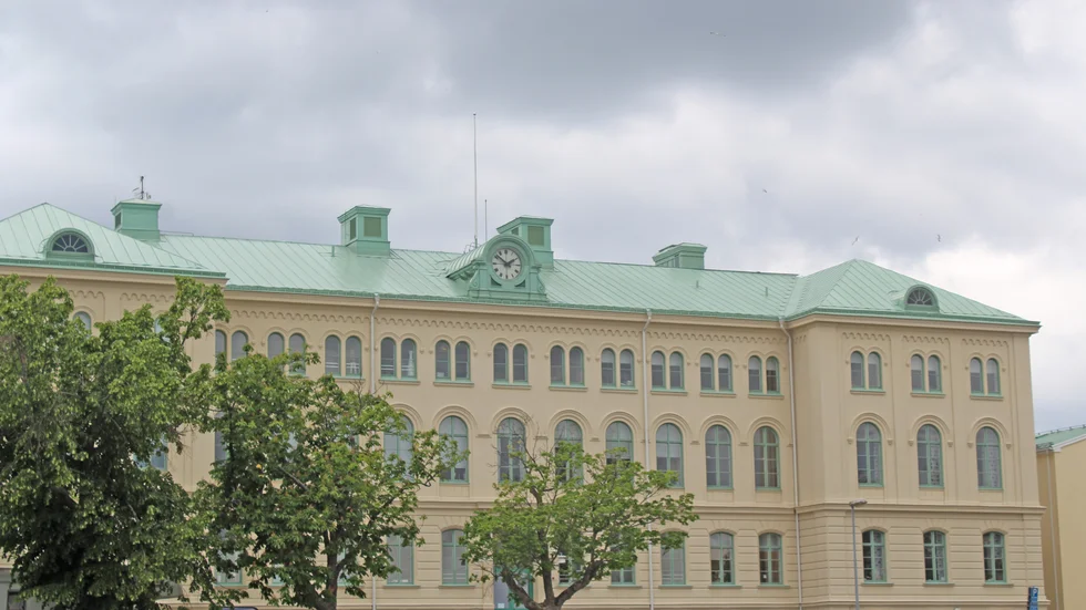 Skolans entrédörr blev söndersparkad under lördagen.