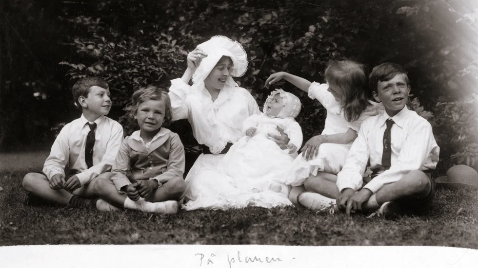 Kronprinsessan Margareta visade gärna upp sig tillsammans med barnen: prins Sigvard, prins Bertil, prins Carl Johan, prinsessan Ingrid och prins Gustaf Adolf. Året är 1917. Pressbild.