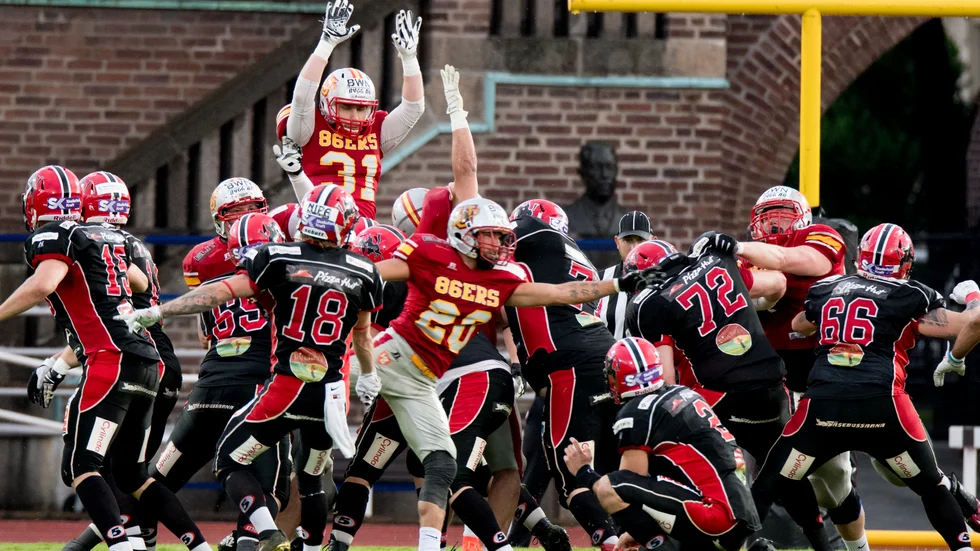 Superserien och serier därunder i amerkiansk fotboll skjuts i första hand till i höst. Eventuellt kan hela säsongen ställas in.