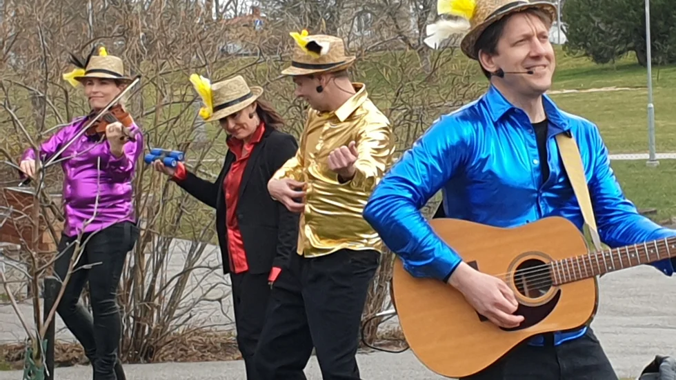 Johanna Widén, Mia Poppe, Niclas Strand och Thomas Widén bjöd äldre och personal på påskunderhållning. 