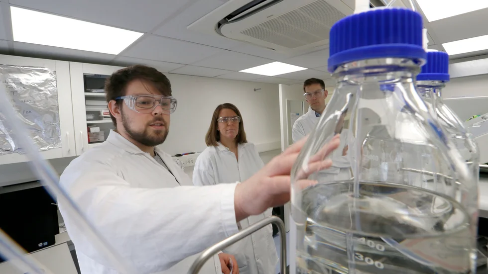 Jasmin Telo visar ett av labbets analytiska verktyg. "Det är ett kraftfullt instrument för att analysera svåranalyserade prover", säger han.