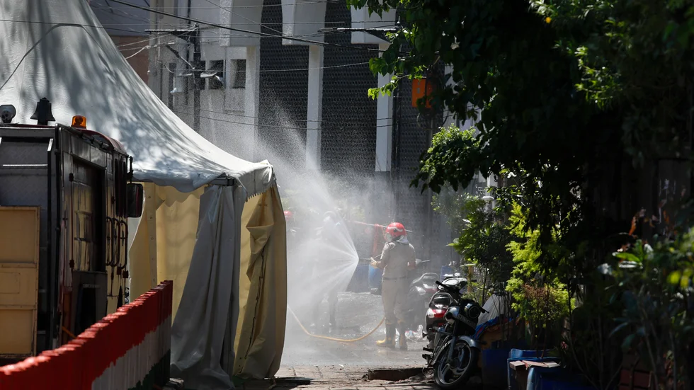 Indiska myndigheter desinficerar ett område i Delhi där ett Tablighi Jamaat-möte hölls i mars.