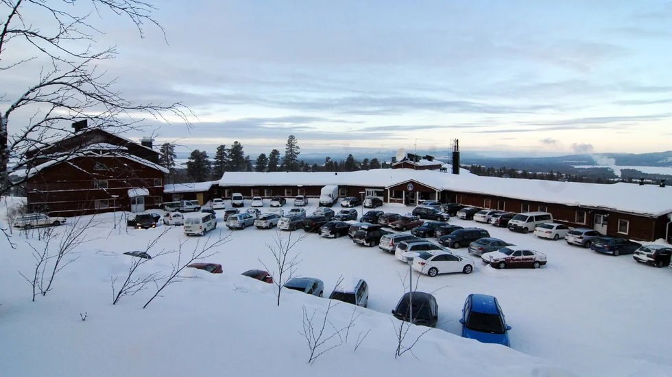 Författaren och frilansjournalisten Anders Boström från Umeå har skrivit en dokumentär berättelse om hotell Silverhatten i Arjeplog och entreprenören Jan Edvardssons framgångssaga till han förlorade allt efter 10 år.