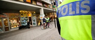 32-åring åtalas för att ha rånat och hotat offer i Gallerian: "Kommer att döda dig och slänga dig i hamnbassängen"