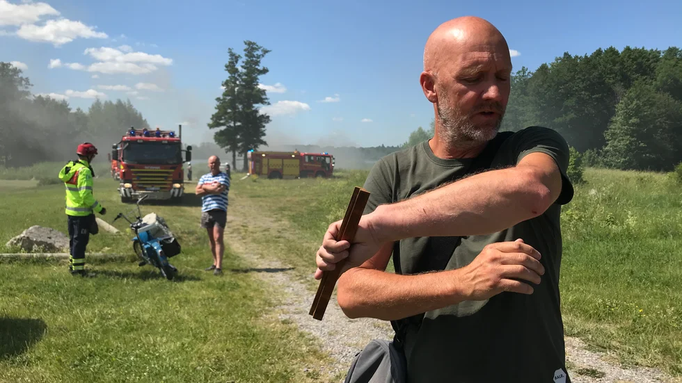 "Det kom världens tryckvåg och jag tror att det var dörren jag fick på armen", säger Niklas Drottz som befann sig på sin motorbåt när någonting plötsligt exploderade. Han lyckades rädda både sig själv och familjens hund undan lågorna.