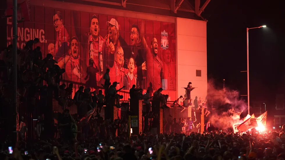 Liverpoolsupportrarna firar utanför Anfield efter titelvinsten.