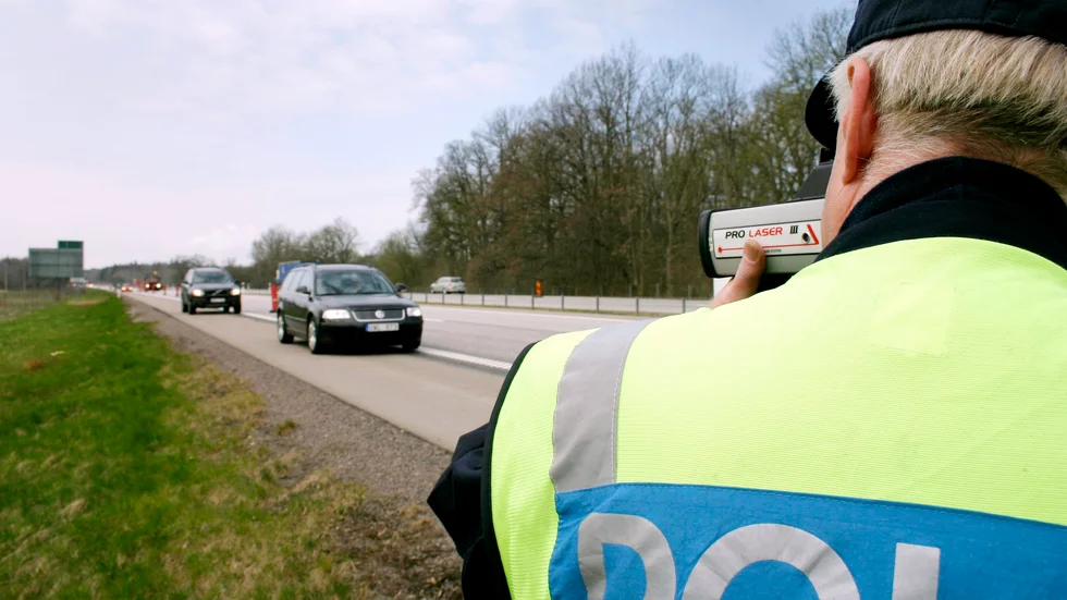 Polisen stoppade en bilist i Vimmerby som saknade körkort. Nu menar en man att någon annan använt hans personuppgifter när den okände identifierat sig för polisen.