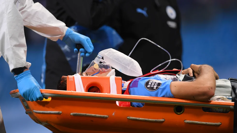 Eric Garcia lämnar planen efter den otäcka krocken.