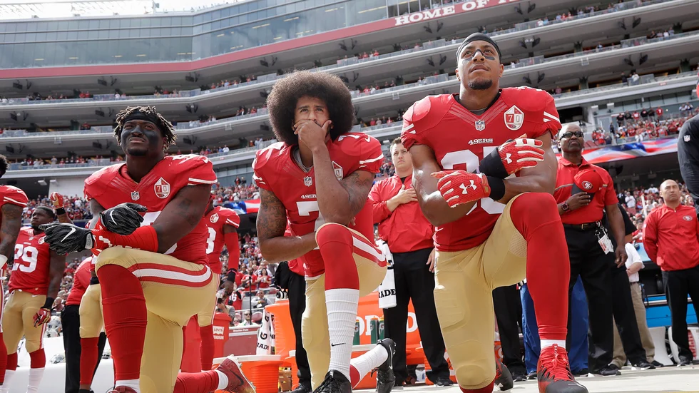 San Francisco 49ers Eli Harold, Colin Kaepernick och Eric Reid inför en match 2016.