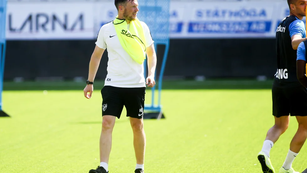 Kim Hellberg trivs i rollen som ansvarig för anfallsspelet i IFK-staben.