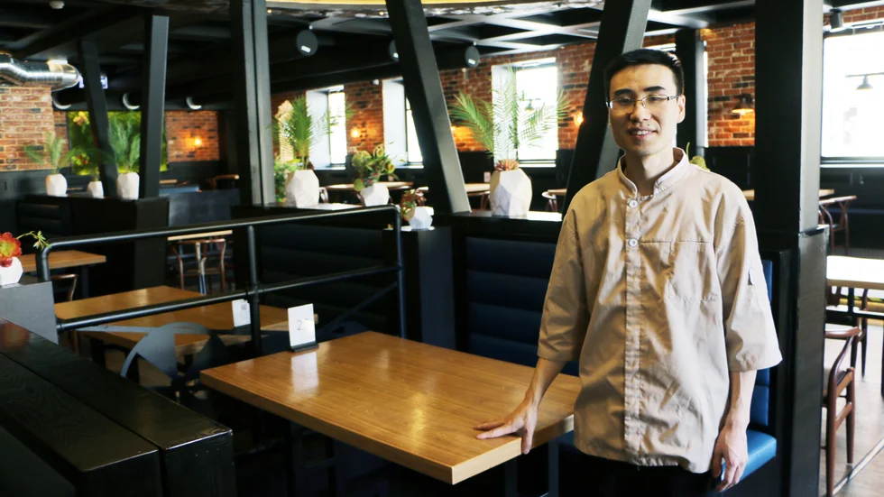 Lijie Chen vill framhålla att det är viktigt att gästerna håller sig till reglerna om max fyra personer vid samma bord.