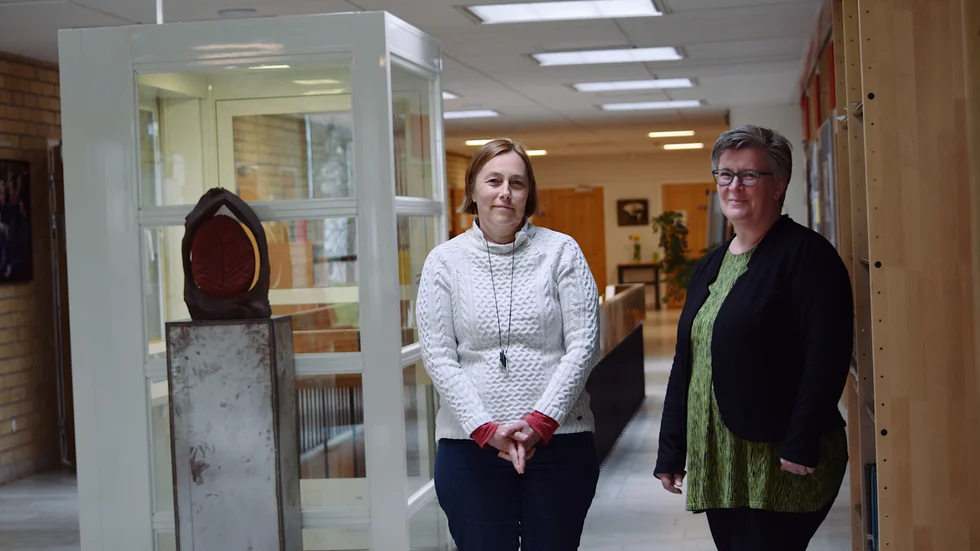 Karin Olsson och Eva Grenfeldt i de numera ganska tomma korridorerna på Gamleby folkhögskola.
