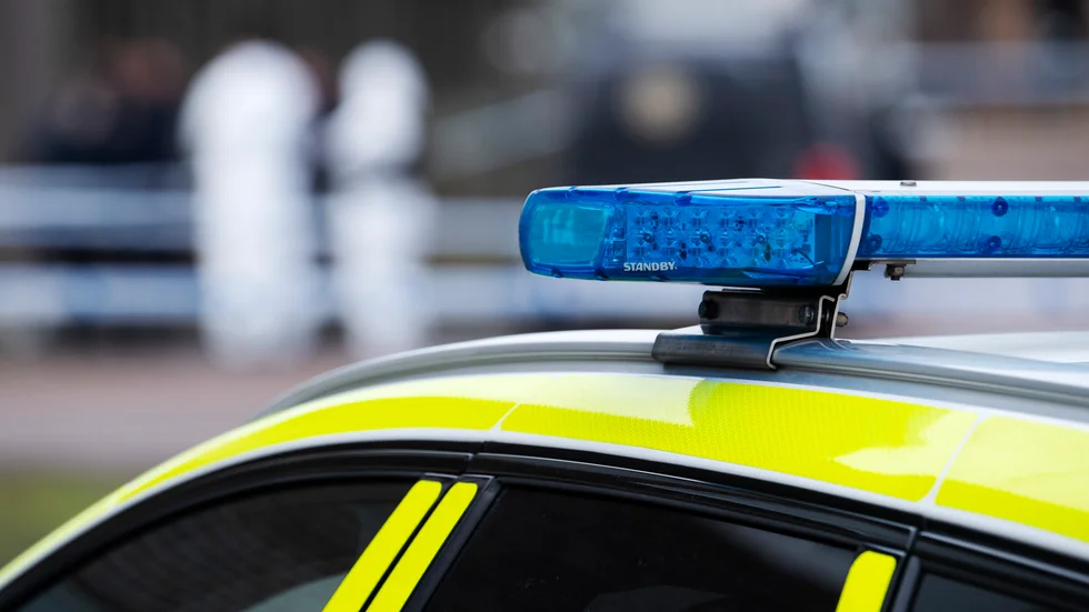 Polisen söker efter två personer som rånat en man på dennes moped.