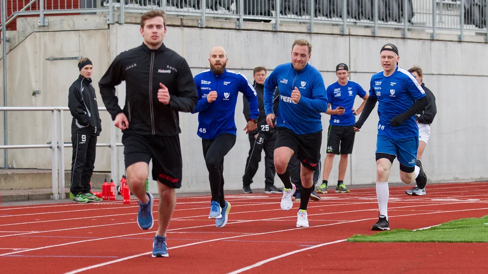 Elias Gillgren sticker iväg före Jonas Enander, Eric Lisell och Viktor Spångberg på ännu en intervall under IFK:s träningspass.