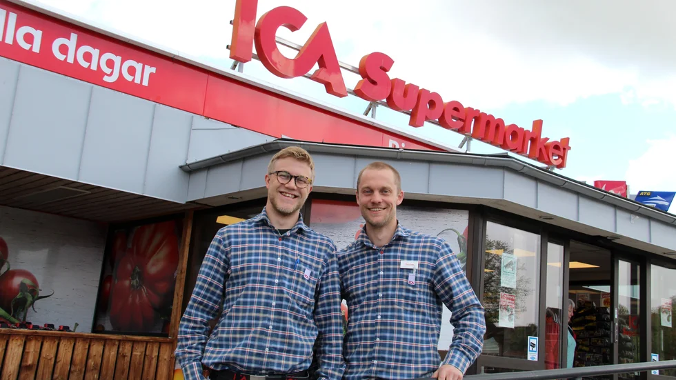 "Vi vill kunna bidra med det till Rimforsaborna och vara lite i framkant", säger Emil och Joakim Thörnberg om laddstolparna som de ska sätta upp utanför Ica supermarket i Rimforsa. Bröderna driver affären tillsammans.