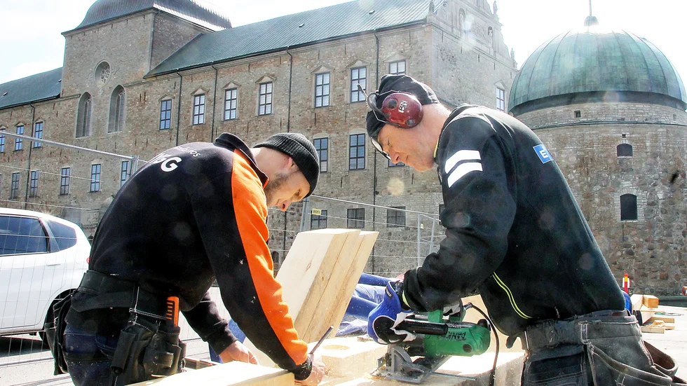 En stolpe görs i ordning av Victor Fransson och Bänkt Nordén.