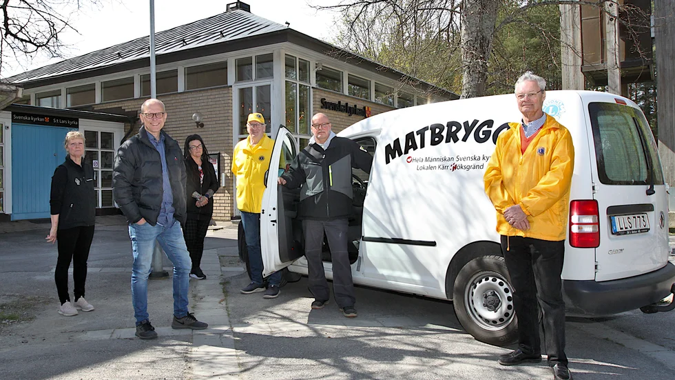 Lions klubbar i Enköping och Grillby skänker en transportbil till Matbryggan som drivs av Hela Människan Ria i samarbete med Svenska kyrkan och Hyresgästföreningen/Lokalen på Kärrhöksgränd. Här vid matutdelningen vid St Lars kyrka Elenor St Cyr, Peter Ulveström, Ann-Sofie Millberg, Hans Björkman, Richard Kling och Claes Hulting.