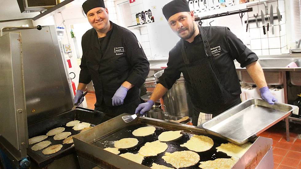 Robert Bälter och Uuno Latvakoski, kökschef vid restaurang Esset, har jobbat tillsammans i många år. Nu delar det resan där Esset expanderar och ska leverera matlådor rikstäckande.