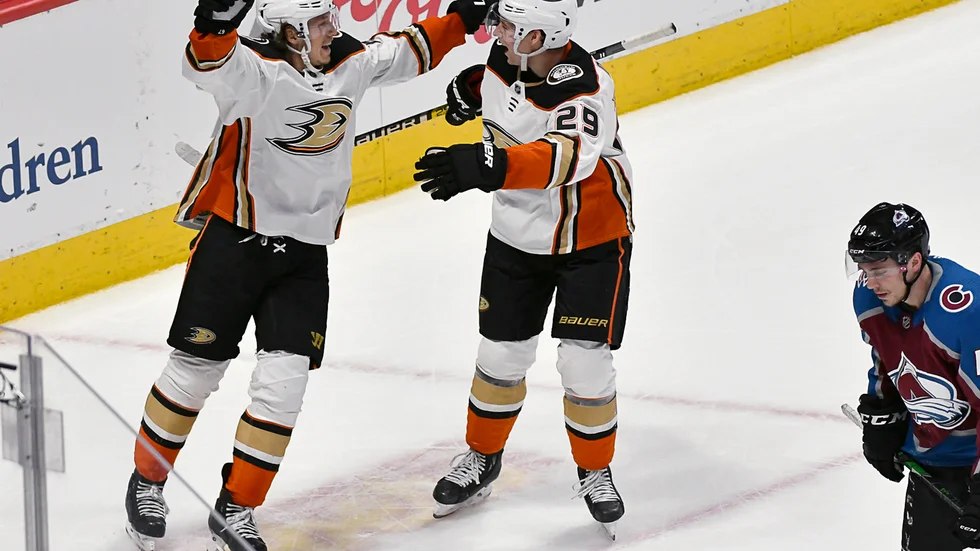Christian Djoos, till höger, firar landsmannen Rickard Rakells mål för Anaheim. Arkivbild.