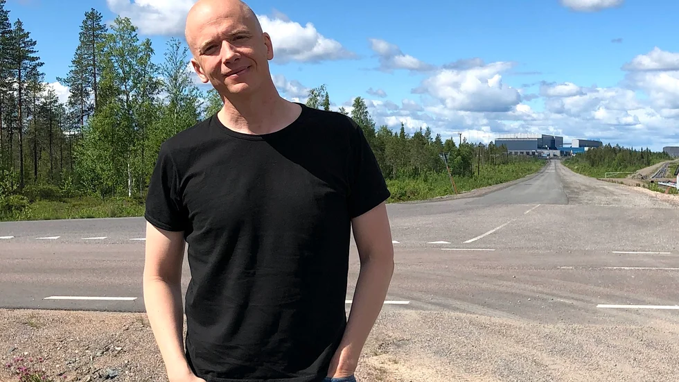 Den sjunde delen av Daniel Åbergs ljudboksserie "Virus" kom ut i tisdags. "Det är nu kampen mellan de goda och de onda ska avgöras", menar författaren som bor i Vittangi. 