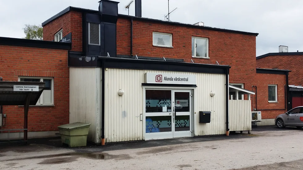 Den nedlagda vårdcentralen i Alunda bör ersättas med en tillfällig ”hälsocentral” där man kan ta prover och få träffa en distriktssköterska, skriver  Roger Norén.
