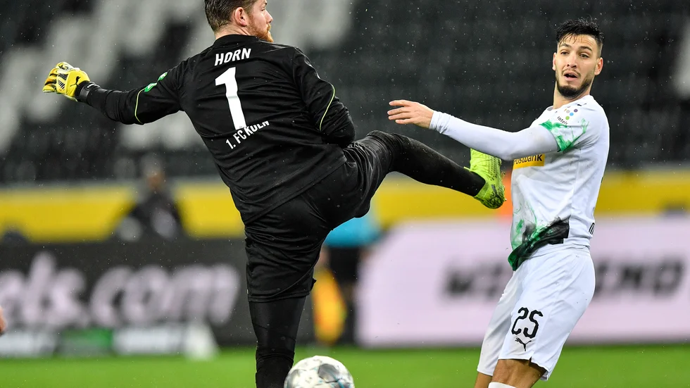 Kölns målvakt Timo Horn Mönchengladbachs Ramy Bensebaini kan snart få spela match igen. Arkivbild.